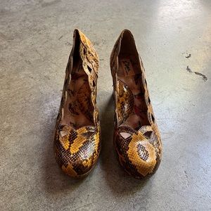 Miss L-Fire snakeskin pumps